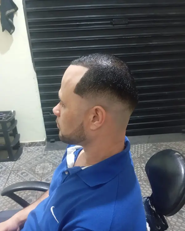 Degradê navalhado com acabamento na barba