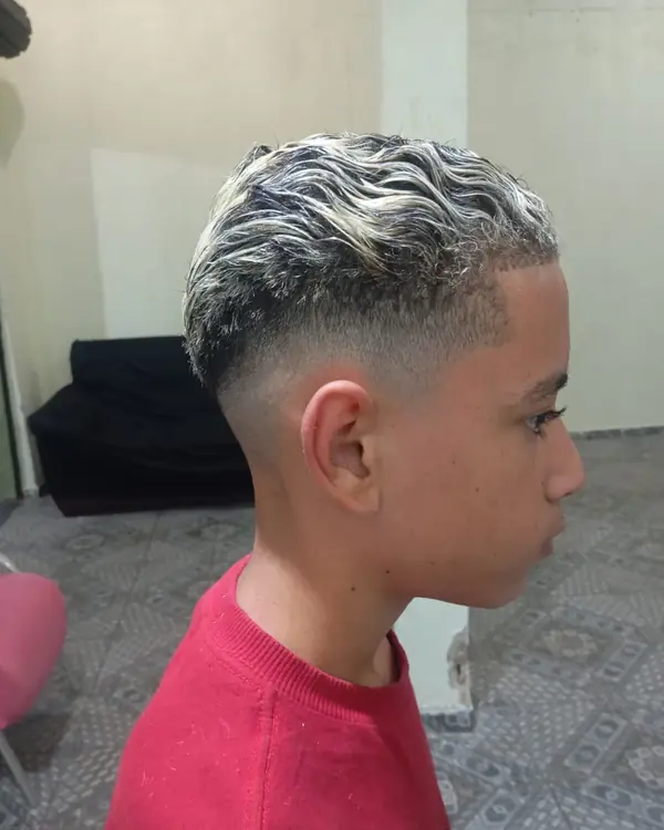 Platinado com degradê em cliente jovem, de perfil