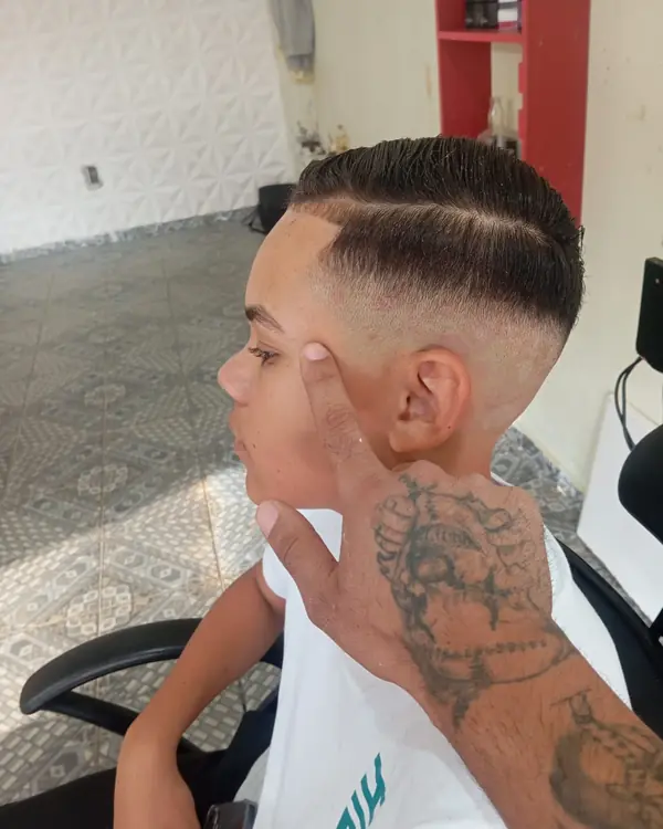 Penteado para o lado com risca e degradê